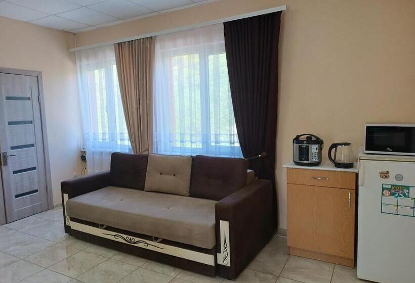 شقة غرفتين, Kitica House