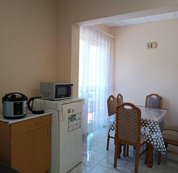 شقة غرفتين, Kitica House