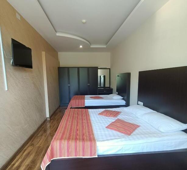 غرفة قياسية ثلاثية, Ani Resort