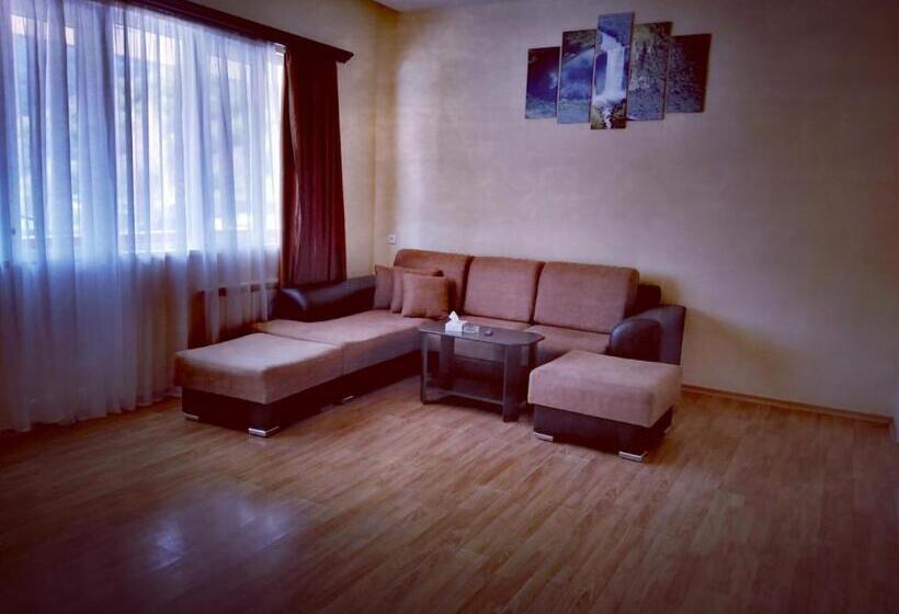 غرفة قياسية رباعية, Ani Resort