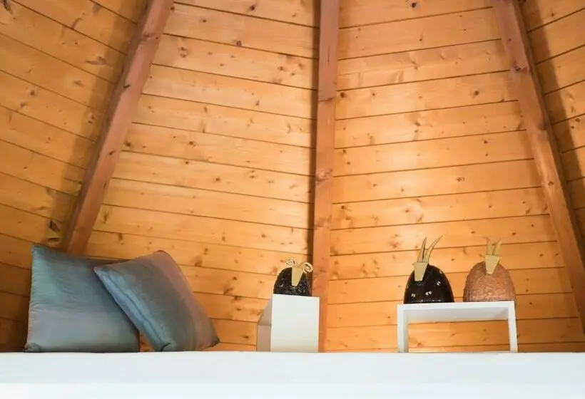 بانگلوی استاندارد, Is Cheas Wine Farm Boutique