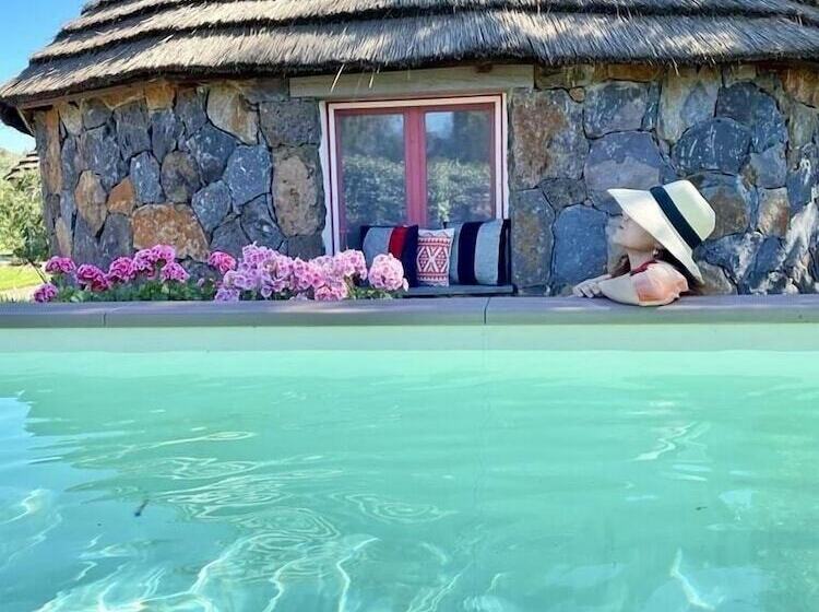 بنجلو عائلى, Is Cheas Wine Farm Boutique