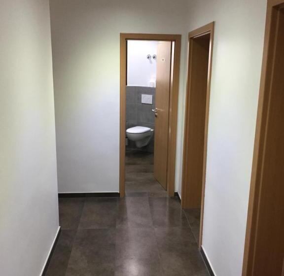 اتاق استاندارد یک نفره, Restaurant Kroatia