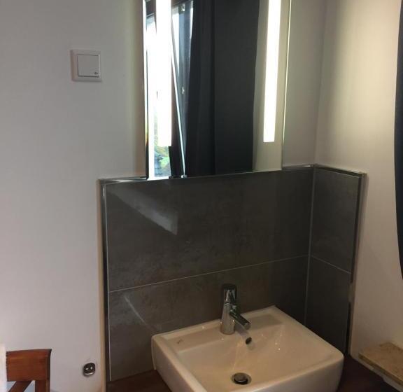 اتاق استاندارد, Restaurant Kroatia