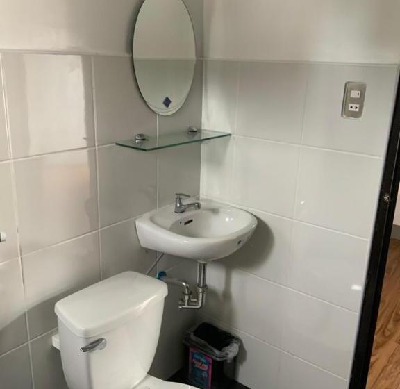 استودیوی استاندارد, Chillax Inn