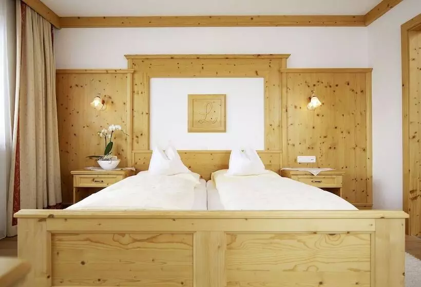 山の見えるスーペリアルーム, Alpenhotel Laurin