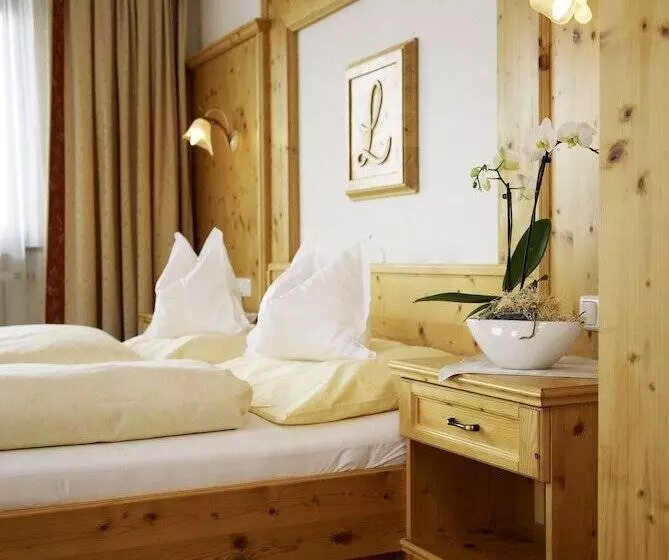 山の見えるスーペリアルーム, Alpenhotel Laurin