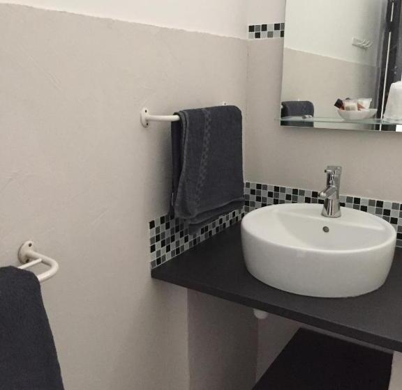 חדר סופריור עם נוף לים ומרפסת, Hôtel Paradis