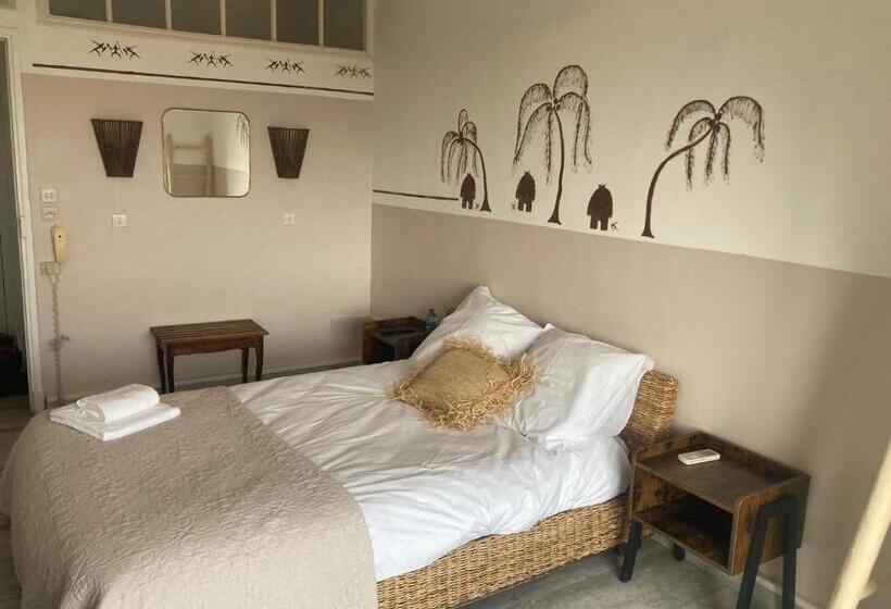 חדר סופריור עם נוף לים ומרפסת, Hôtel Paradis