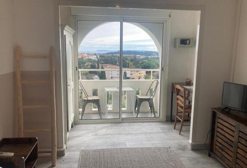 חדר סופריור עם נוף לים ומרפסת, Hôtel Paradis