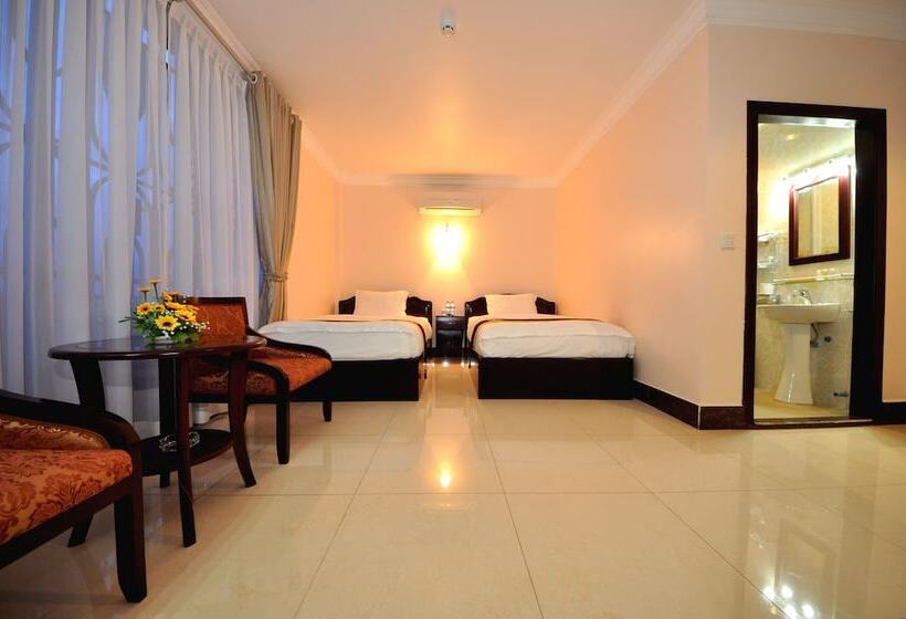 חדר סופריור, Jun Yue