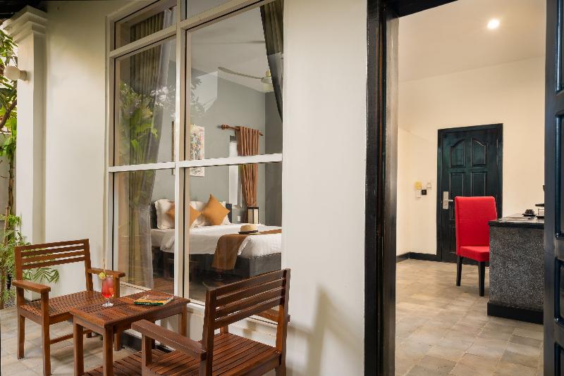 اتاق لوکس با چشم‌انداز باغ, Landing Zone Boutique