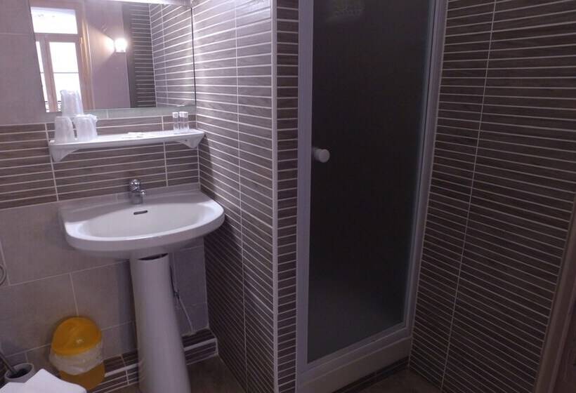 标准三人间, Le Cérétan Hôtel