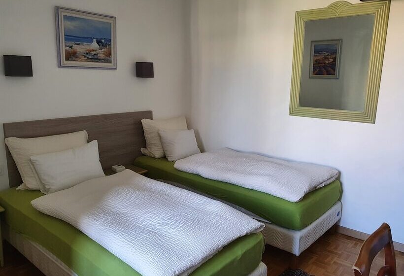 Номер Стандарт Трехместный, Logis Hôtel Villa Victorine