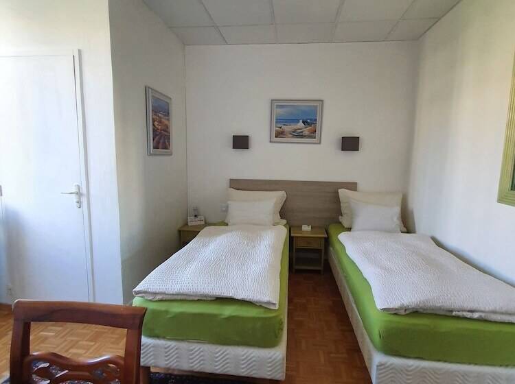 Номер Стандарт Трехместный, Logis Hôtel Villa Victorine