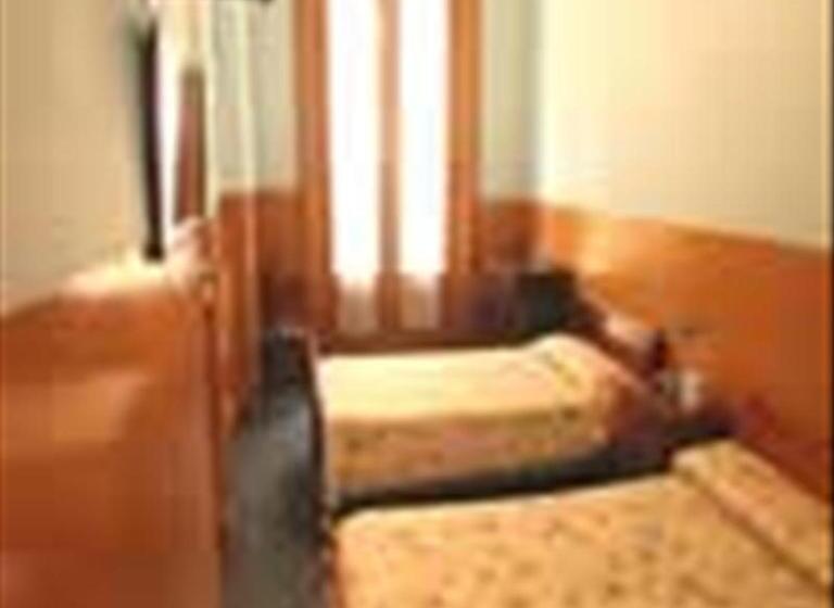 اتاق استاندارد با سرویس بهداشتی مشترک, O'rei