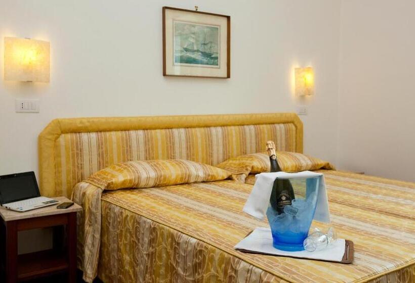 Quarto Triplo Estandar, Royal Hills