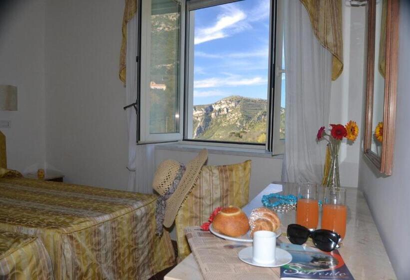 标准三人间, Royal Hills