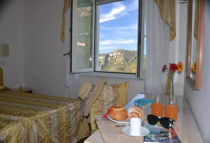 اتاق استاندارد سه نفره, Royal Hills