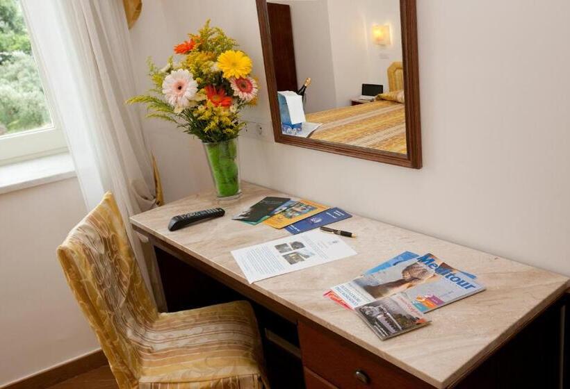 Номер Стандарт, Royal Hills