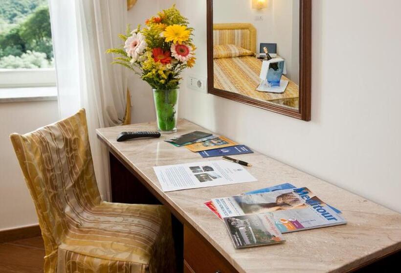 标准间, Royal Hills