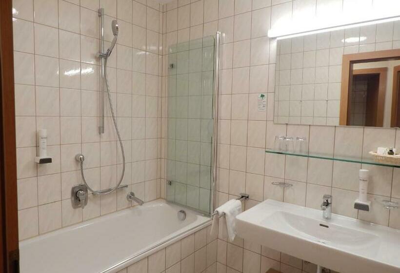 חדר קומפורט, Unterhof