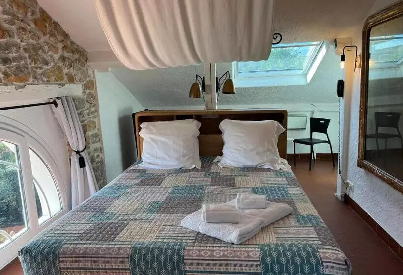 اتاق استاندارد سه نفره, Villa Roseraie
