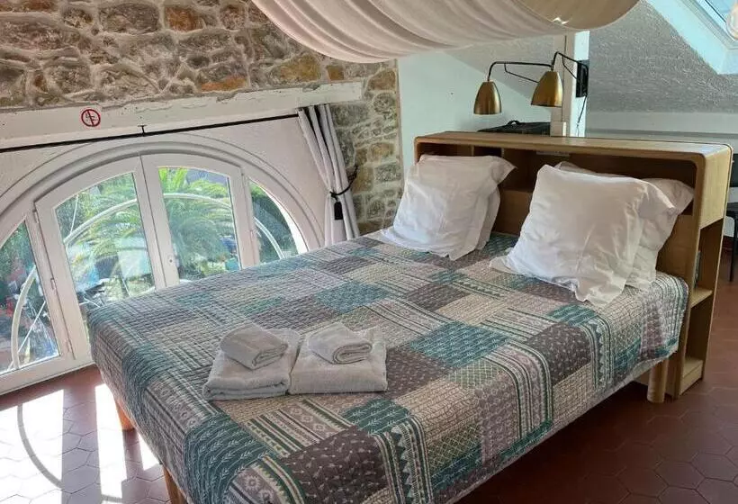 اتاق استاندارد سه نفره, Villa Roseraie