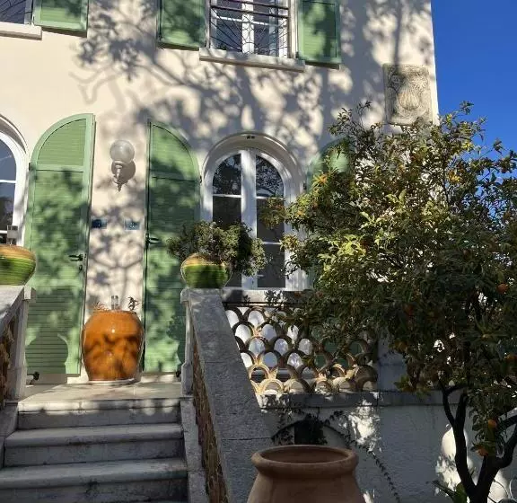 اتاق اکونومی, Villa Roseraie