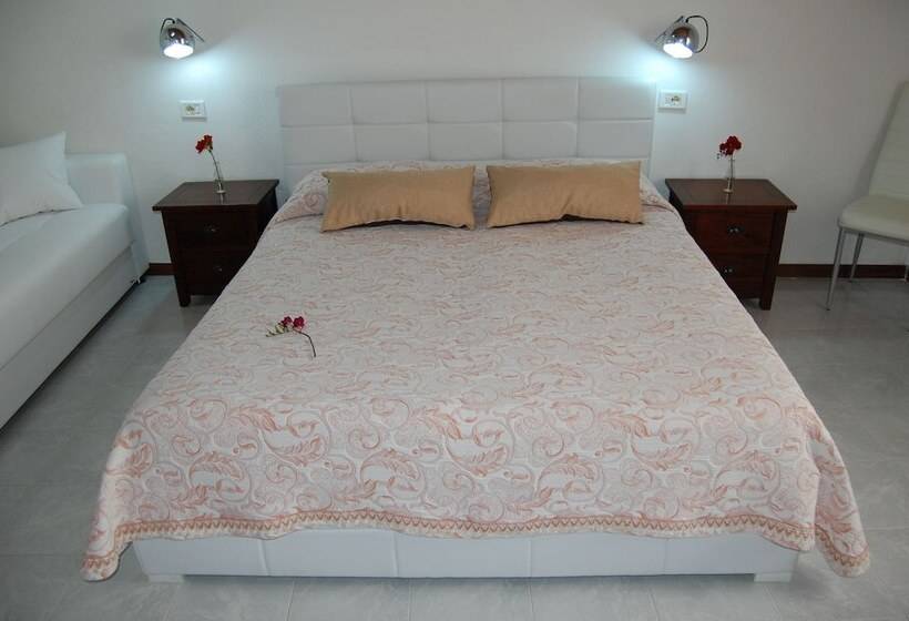 标准三人间, Il Mirto E La Rosa