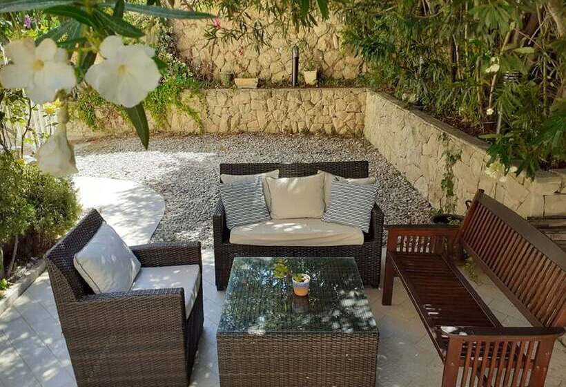 اتاق لوکس با چشم‌انداز دریا, Castelletto