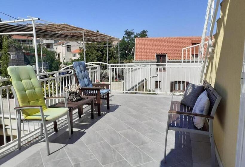اتاق لوکس با چشم‌انداز دریا, Castelletto