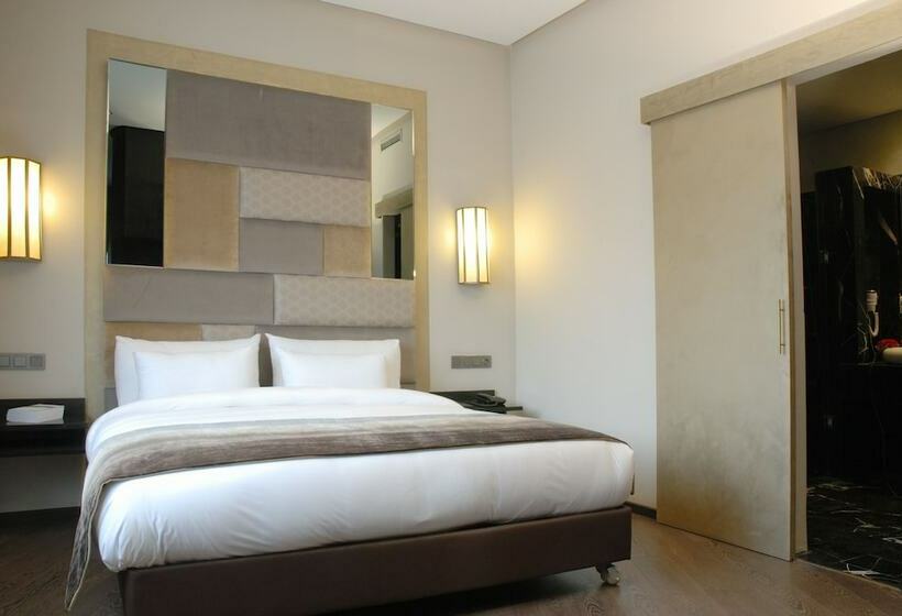 سوییت جونیور, Imperial Casablanca