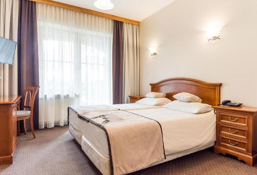 غرفة قياسية, Nosalowy Dwor