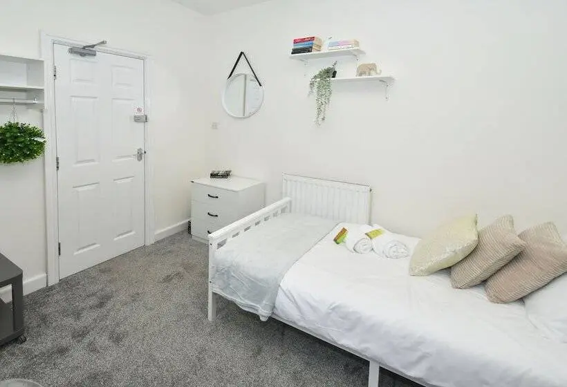 Standard Yhden Hengen Huone Jaettu Kylpyhuone, Townhouse @ Hall O Shaw Street Crewe