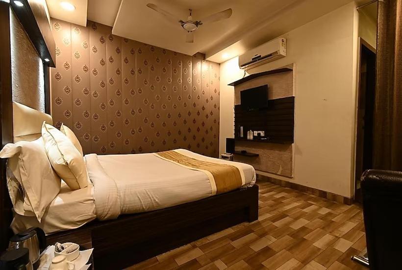 经济型三人房间, Ip Palace