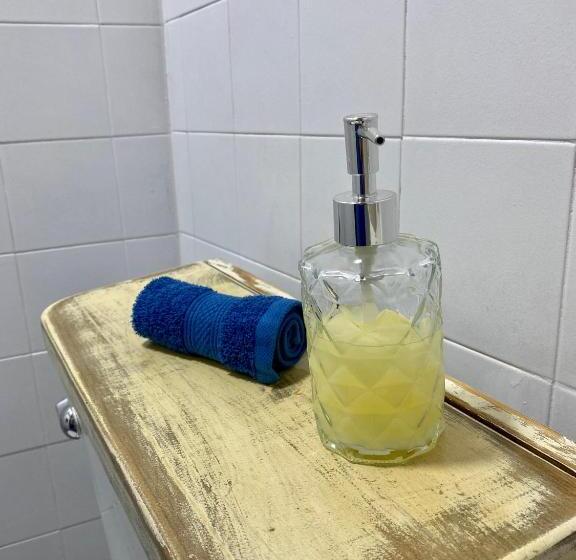 اتاق عادی, Cat In The Cup B&b