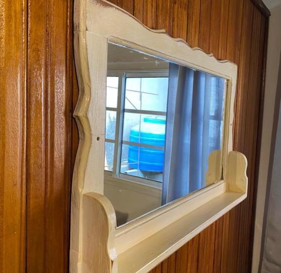 اتاق کلاسیک سه تخته, Cat In The Cup B&b