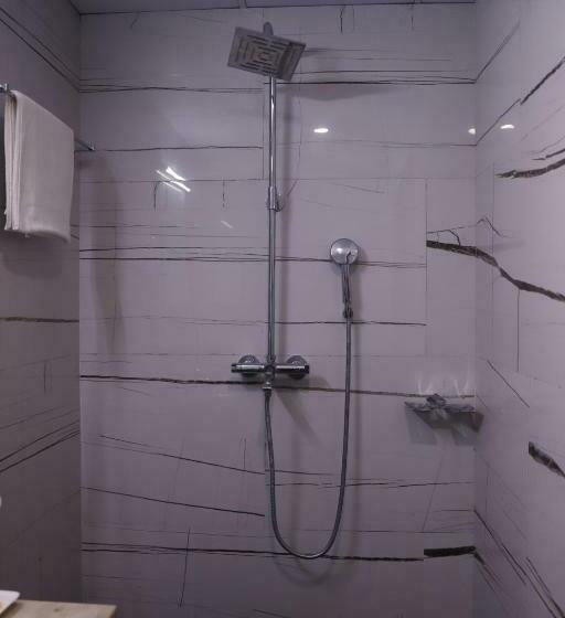 חדר דלוקס, The Jamun Tree