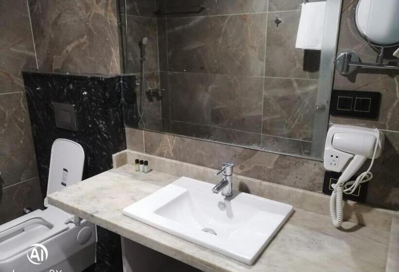 חדר דלוקס, The Jamun Tree