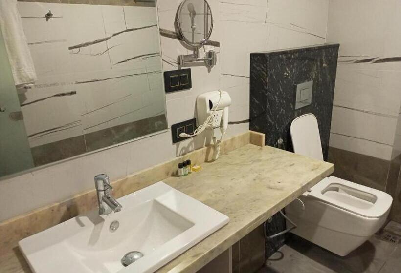 חדר דלוקס, The Jamun Tree