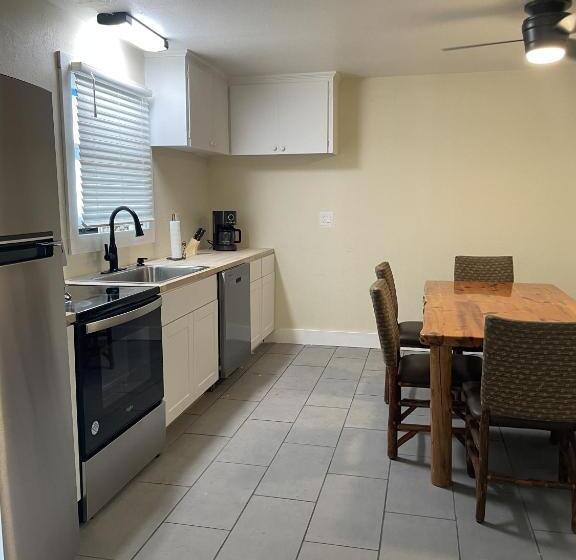 3间卧室的房子, Sacajawea Inn