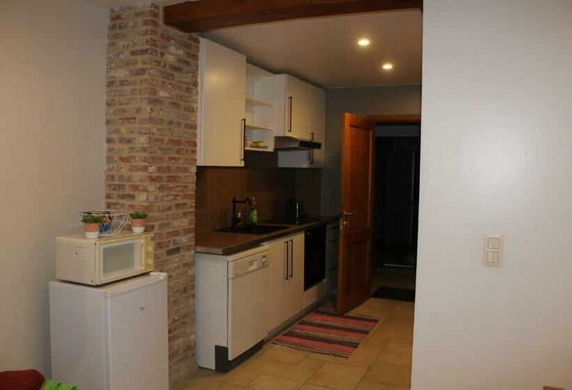 デラックススタジオ, Saffels Nest 33