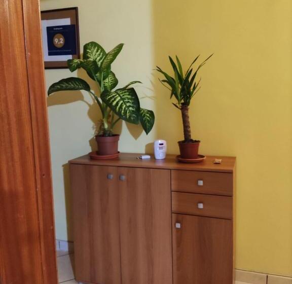 חדר סטנדרט לשלושה עם חדר אמבטיה משוף, Bed And Breakfast La Campanula