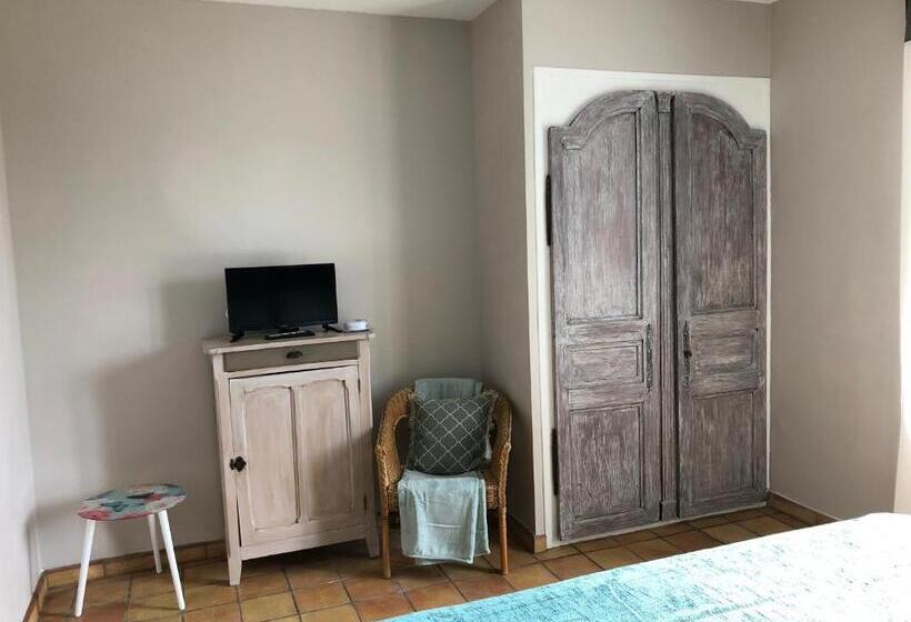 اتاق استاندارد با چشم‌انداز استخر, Le Clos Des Vergers