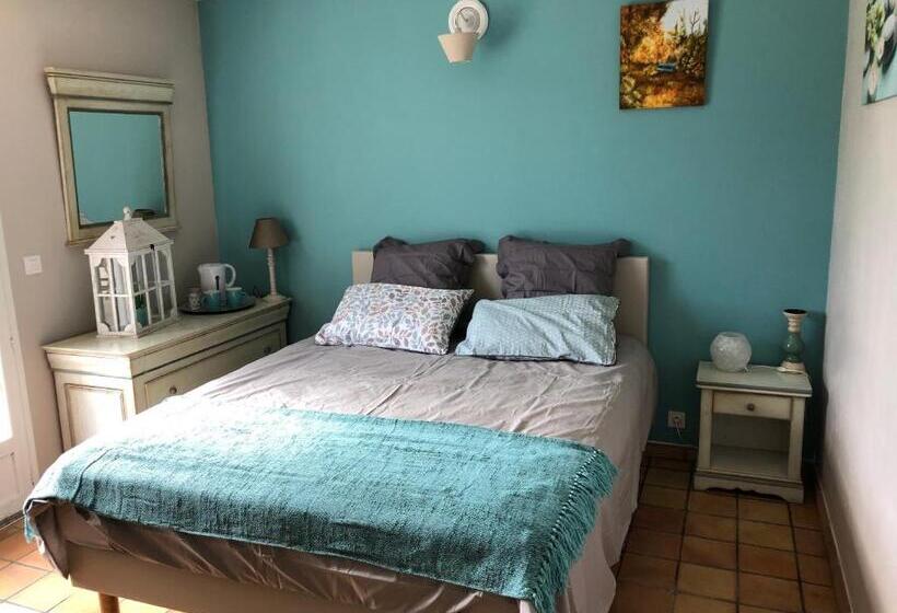 اتاق استاندارد با چشم‌انداز استخر, Le Clos Des Vergers