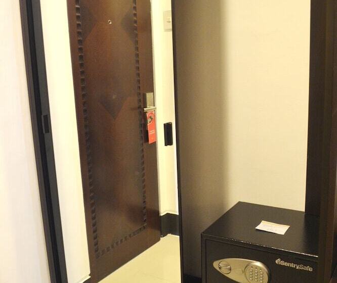 اتاق لوکس, Big 8 Corporate