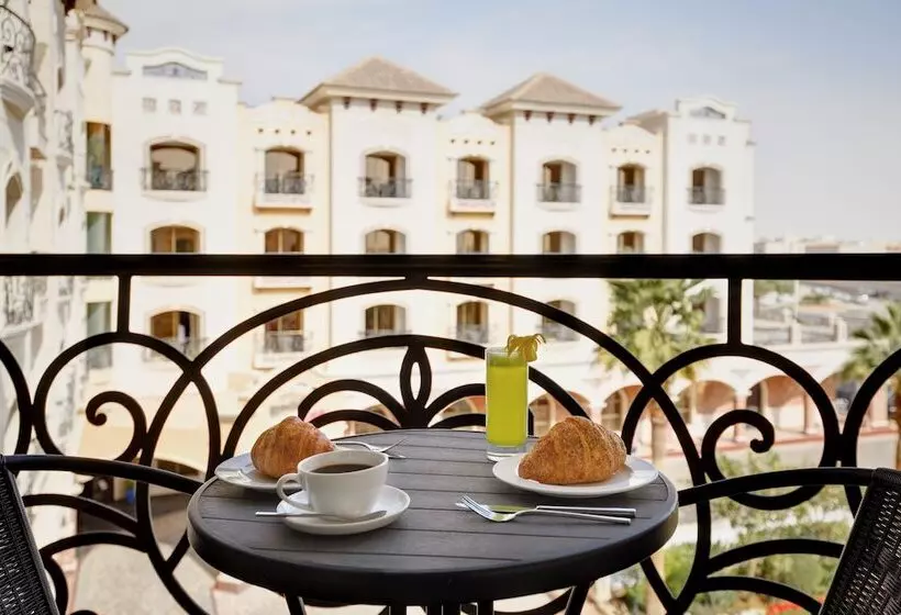 バルコニー付きスタンダードルーム, Crowne Plaza Riyadh Al Waha, An Ihg