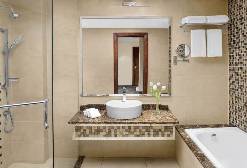 اتاق استاندارد با بالکن, Crowne Plaza Riyadh Al Waha, An Ihg