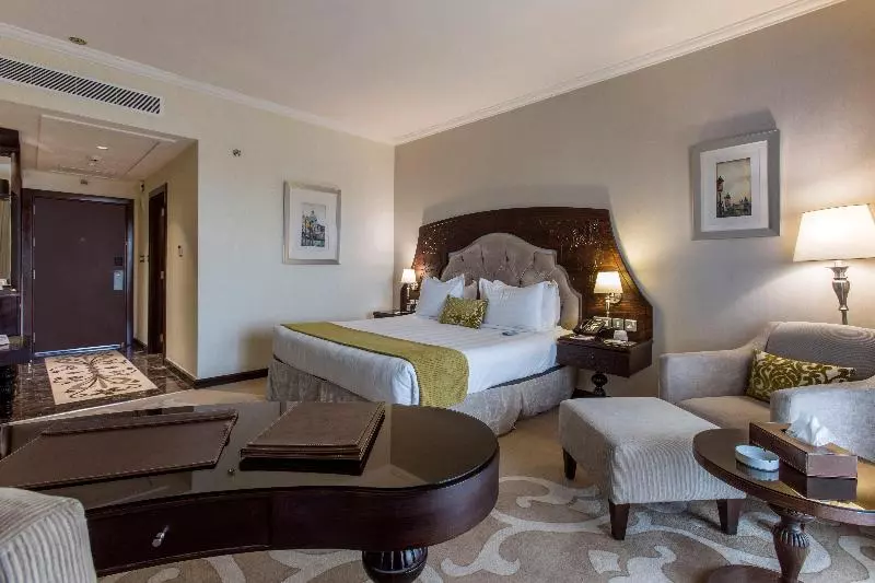 キングサイズベッドのデラックスルーム, Crowne Plaza Riyadh Al Waha, An Ihg